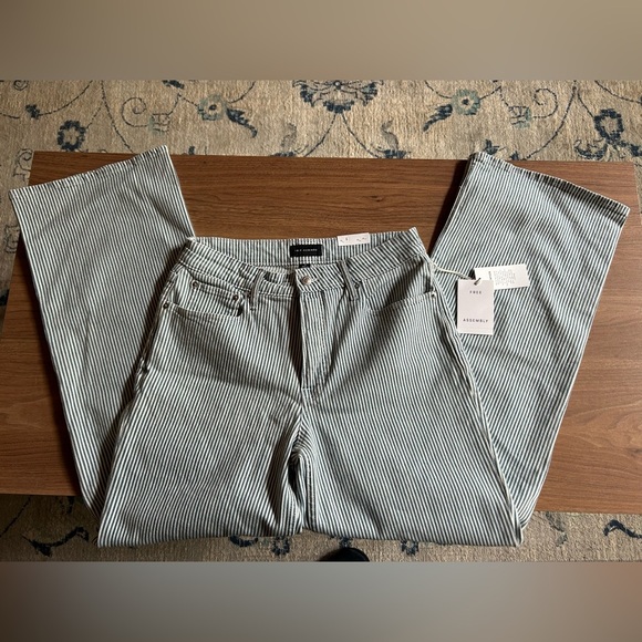 wide leg jeans, sz 8 denim, white with blue pin stripes, adorable, long, NEW - Picture 2 of 10